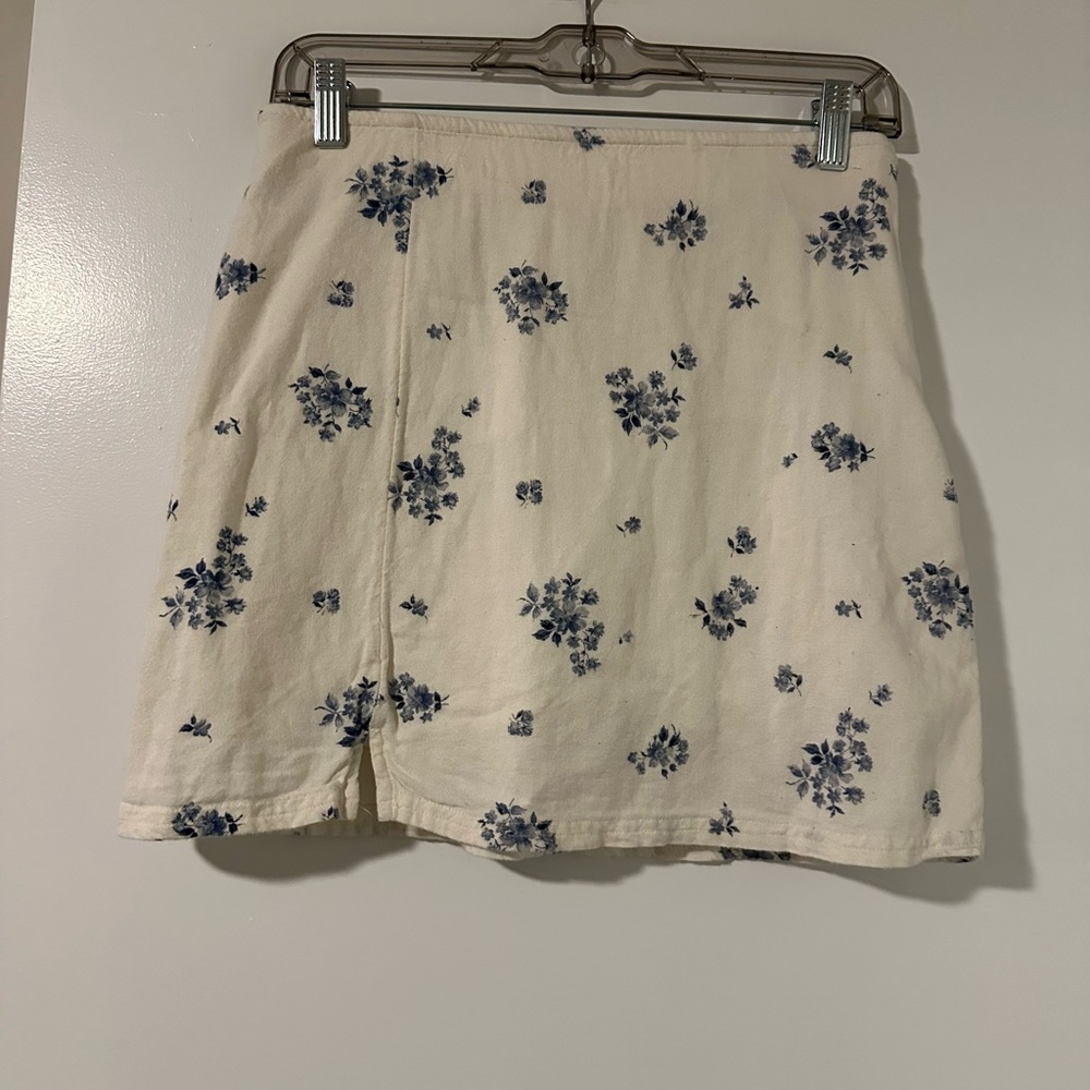 Size Small American Eagle Floral Print Skirt in Cream and Blue